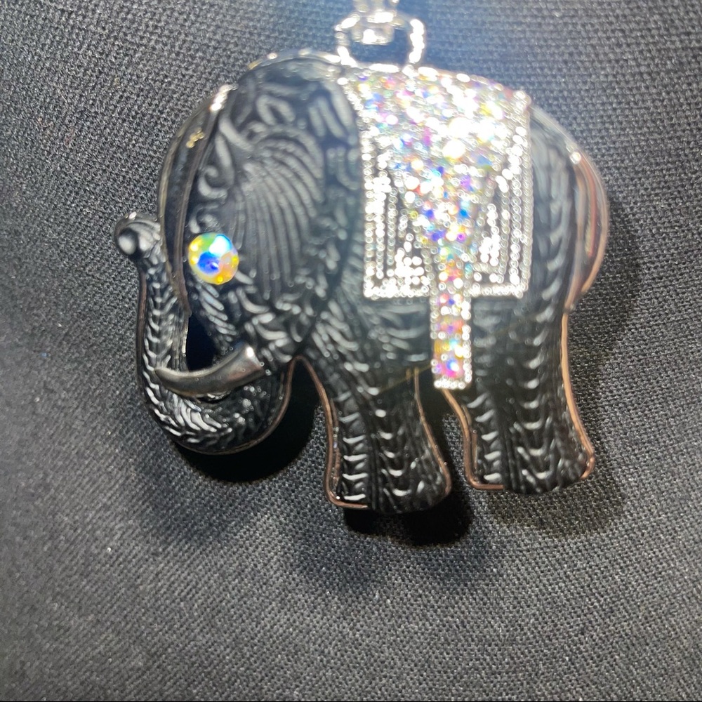Beautiful Elephant Pendant & Chain - Picture 2 of 3